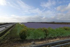 Illustration af Fjenneslev Solcellepark set i vestlig retning fra motorvejsbroen på Brohusevej ved Fjenneslev, nær Sorø på Sjælland