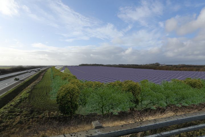 Illustration af Fjenneslev Solcellepark set i vestlig retning fra motorvejsbroen på Brohusevej ved Fjenneslev, nær Sorø på Sjælland.