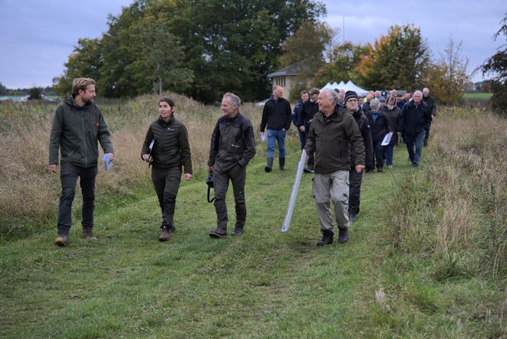 Fredag eftermiddag var der informationsmøde om projekt Solrød Bæk. Her var cirka 30 mødt frem for at høre om det store vand- og naturprojekt, der omdanner landbrugsbrug til skov og natur.