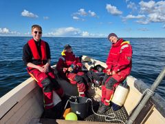 Conor Morgan, Caroline Andersen og Luna Stjernstrøm på feltarbejde i Køge Bugt, hvor de undersøger fiskelivet.