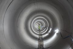 Foto af mand i en stor skybrudstunnel