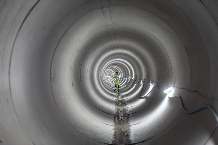 Foto af mand i en stor skybrudstunnel