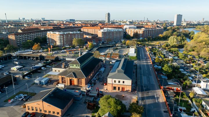 Luftfoto af Kløvermarken Pumpestation, der viser den gamle bygning fra 1901.
