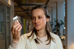 Projektleder Anne Holm Thomsen med okkerslam