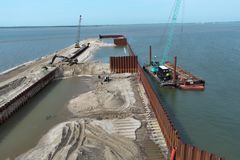 Billedet her er fra et andet sted i Danmark men ligner det anlægsarbejde, der skal udføres ved Fiskerihavnen. Efter at spunsvæggene er rammet ned, bliver der fyldt sand og grus ind i fangedæmningen for at lave jordopfyldning.