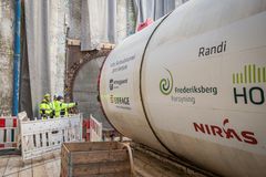 Efter dåbsceremonien indleder den 110 tonstunge tunnelboremaskine, Randi, sin underjordiske rejse tyve meter under jorden på den 2,5 km lange tunnelstrækning.