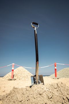En forgyldt spade er symbol på, at byggeriet af Svanemøllen Skybrudstunnel nu er i gang med fejring i Nordhavn den 17.4.26