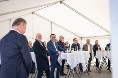 Tre politikere deltog i fejringen af Svanemøllen Skybrudstunnel. Fra venstre;  Morten Melchiors fra Klima-, Miljø- og Teknikudvalget i Københavns Kommune, borgmester Michael Fenger fra Gentofte og borgmester Serdal Benli fra Gladsaxe.