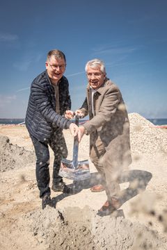 To direktører fra forsyningsselskaberne tog første spadestik sammen. Søren Birch, direktør for Byggeri & Anlæg i HOFOR, og Carsten Nystrup, adm. direktør i Novafos.