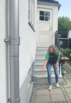 HOFORs skybrudsekspert, Louise Grøndahl, viser hvordan man kan sikre sin bolig forud for skybrudssæsonen.