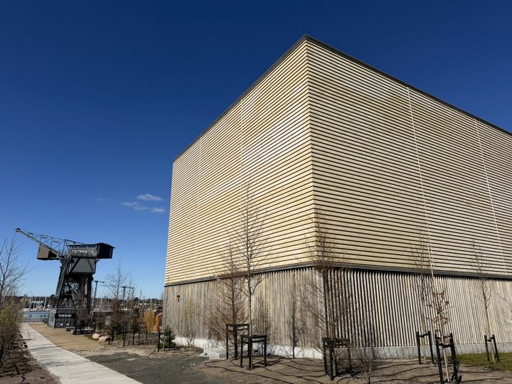 Billede af HOFORs energicentral i Sundkrogsgade, der rummer et fjernkølingsanlæg, en spildevandspumpe og snart også en stor varmepumpe.