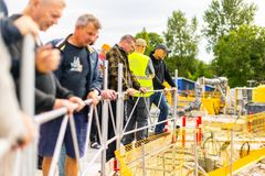 Naboer og interesserede kigger ned i den 20 meter dybe skakt.