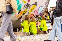 Børn skriver en hilsen til fremtiden på det store tunnelrør sammen med graffitikunstnere fra Institut for Urban Kunst.