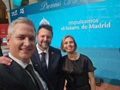 prisoverrækkelse i Madrid. Selfie fra venstre: Holger Suhr Persen, sektorrådgiver for vand, Den Danske Amabssade, Thomas Jensen, områdechef Drift Spildevand, HOFOR og Helle Rungø, chefkonsulent Vand/Spildevandstrategi & Regulering HOFOR.