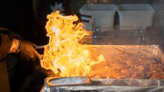 Billedet viser tilberedningen af flammegrillede gyros på restaurant The Fat Greek i Carlsbergbyen.