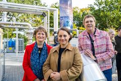Klima-, miljø- og teknikborgmester i Københavns Kommune Line Barfod (EL), overborgmester i Københavns Kommune Sisse Marie Welling (SF) og Susanne Juhl formand for HOFOR og BIOFOS indvier det nye produktionsanlæg for behandling af biogas i Valby.