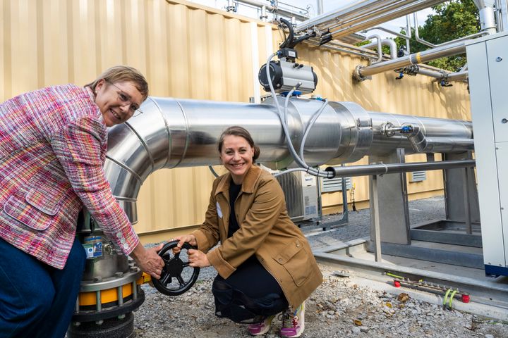 Susanne Juhl, formand for HOFOR og BIOFOS (Tv.) åbner for biogassen sammen med Sisse Marie Welling, overborgmester i Københavns Kommune.