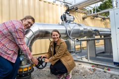 Susanne Juhl, formand for HOFOR og BIOFOS (Tv.) åbner for biogassen sammen med Sisse Marie Welling, overborgmester i Københavns Kommune