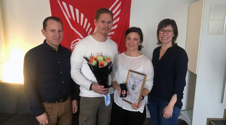 I mitten Johanna och hennes sambo Peter, till vänster Martin Lindfors, Ambulanschef Sverige och till höger Carina Rönnberg, Verksamhetschef Falck Ambulans Norrland