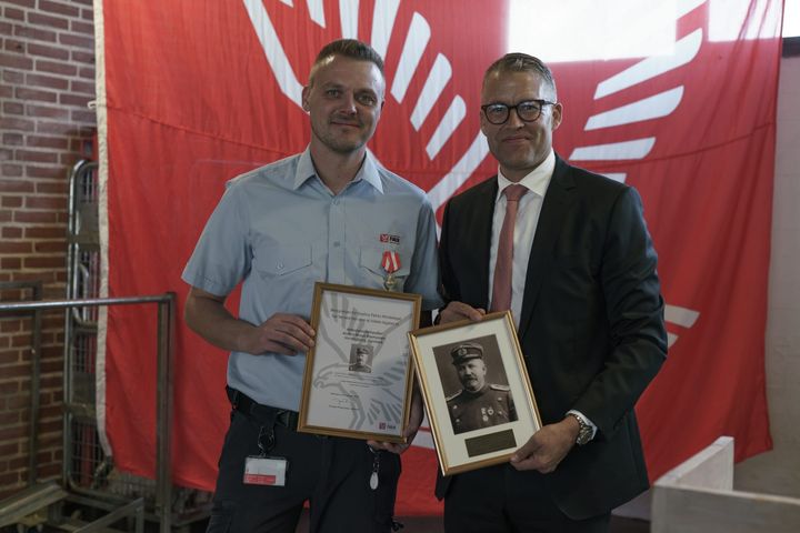 Emergency Medical Technician Anders Bruun Rasmussen is awarded with the Sophus Falck Medal of Honour by Falck CEO Jakob Riis.
