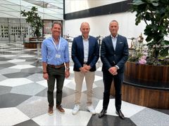 Brødrene Henrik (tv) og Kristian Løftgaard fortsætter som direktører i KJV, fortæller Claudio Christensen, CEO, Ahlsell Danmark (th).