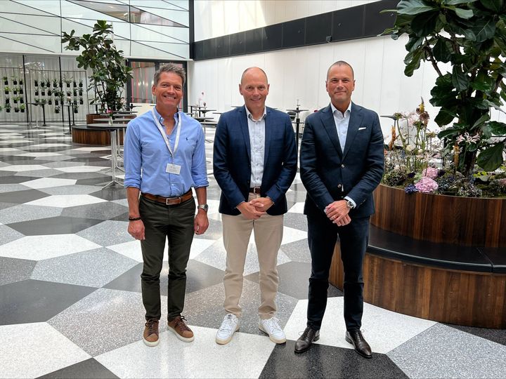 Brødrene Henrik (tv) og Kristian Løftgaard fortsætter som direktører i KJV, fortæller Claudio Christensen, CEO, Ahlsell Danmark (th).