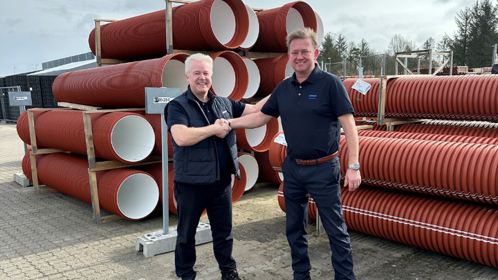 Flemming Nielsen og Søren F. Rasmussen mødtes for nyligt på Ahlsells logistikcenter i Billund, hvor Uponors produkter allerede er tilgængelige.