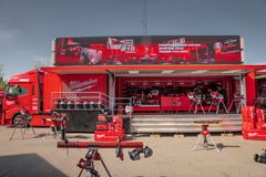Når to giganter mødes ... kan der opstå værktøjsmagi. Milwaukees store røde truck, der er lastet med værktøj og maskiner, lægger vejen forbi Ahlsells håndværkerbutik i Vallensbæk, der er blandt de største i landet med mere end 15.000 varenumre på hylderne.