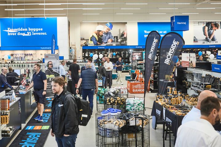 Mandag den 30. september ruller Milwaukees store røde værktøjstruck forbi Ahlsells nyåbnede håndværkerbutik i Vallensbæk, der for nylig holdt stor åbningsfest med mere end 750 deltagende kunder fra håndværkerbranchen.
