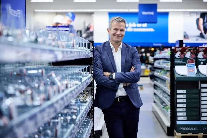 Der er store vækstambitioner, fortæller Christian Herbert, der som kommerciel direktør står i spidsen for Ahlsell Danmarks salgsorganisation, butikker, marketing og digitale forretningsudvikling. Her ses han i Ahlsells håndværkerbutik i Vallensbæk, der er blandt landets største, og som snart udvider med en afdeling for arbejdstøj.