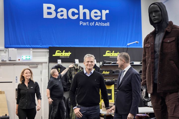 Peter Vallentin (th), der er direktør for Bacher, tjekker den nye shop i shop med arbejdsbeklædning ud sammen med Christian Herbert (tv), kommerciel direktør,  Ahlsell Danmark.