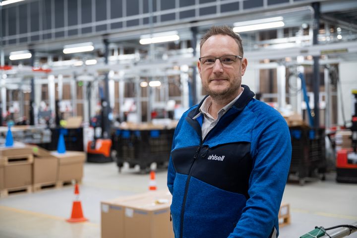 Med 15 år som distributionschef hos Ahlsell, der har landets største robotanlæg i sit logistikcenter i Billund, er Morten Laumann den naturlige arvtager til posten som virksomhedens nye logistikdirektør. Han skal understøtte Ahlsells ambitiøse vækstrejse.