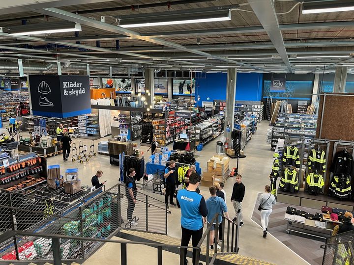 Ahlsells elever var i 2024 på studietur til Sverige, hvor de bl.a. besøgte en håndværkerbutik i Stockholm, Ahlsells store logistikcenter i Hallsberg og udvalgte leverandører.