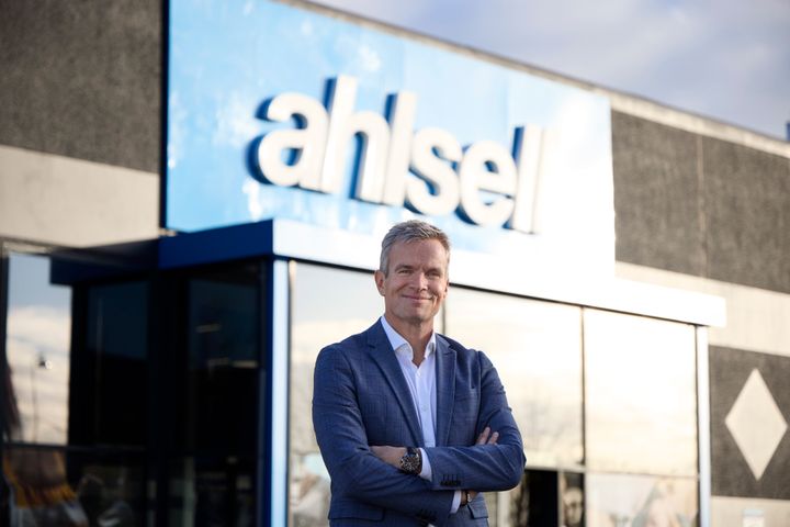 Christian Herbert, der kom til Ahlsell som kommerciel direktør i december 2024, tiltræder nu som administrerende direktør for Ahlsell Danmark og afløser Claudio Christensen på posten. Ahlsell omfatter fire selskaber i Danmark og er en del af Nordens største distributør af bl.a. værktøj, arbejdstøj, VVS- og elartikler til byggebranchen, installationssektoren og industrien.