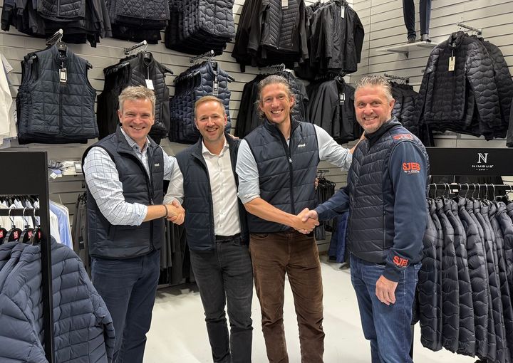 Der var store smil og håndtryk hele vejen rundt, da aftalen mellem Ahlsell og SJEB blev underskrevet hos SJEB i Rønnede. På billedet ses adm. dir. Ahlsell Danmark Christian Herbert (tv), partner og hovedaktionær i SJEB Martin Mayland Olsen, M&A direktør Ahlsell Danmark Anders Krabbe samt partner og hovedaktionær i SJEB Allan Mayland Olsen. Ahlsells køb af SJEB er betinget af konkurrencemyndighedernes godkendelse.