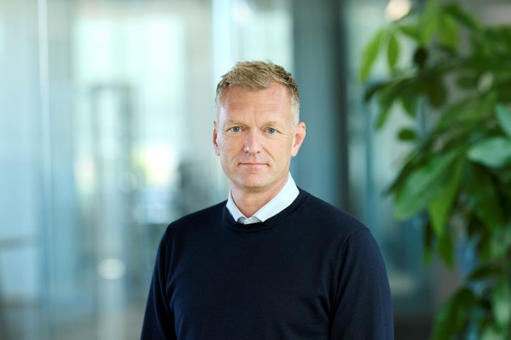 Brian Bebe Andersen kom til Ahlsell Danmark i maj 2025 som salgsdirektør med ansvar for Industri. Som kommerciel direktør får han nu det overordnede salgsansvar i virksomheden, der er en del af Nordens største tekniske distributør til industrien, byggeriet og installationsbranchen.