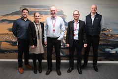 I december 2025, kort før jul, blev den tre-årige samarbejdsaftale indgået. Fra Kalundborg Refinery ses (tv) x og x, fra Ahlsell ses (th) salgschef Udbud Kristian Attermann Droob, salgschef Industri Peder Pedersen og salgskonsulent Jimmi Pilmark.