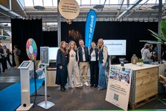 Ahlsell Danmark lancerede Climate Navigator i januar 2025, og nogle måneder senere blev det digitale CO2e-værktøj udvalgt som Børsen Bæredygtig Case. Billedet er fra Børsen Bæredygtig Summit, hvor Ahlsell Danmark deltog med casen og demonstrerede Climate Navigator til de mange nysgerrige besøgende.