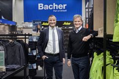 Købet af SJEB bygger videre på Ahlsells opkøb af Bacher, der har mere end 150 års erfaring med at sælge arbejdstøj til dansk erhvervsliv. Opkøbet blev godkendt i marts 2024. Her ses Peter Vallentin, adm. dir. i Bacher (tv.), sammen med Christian Herbert, adm. dir. i Ahlsell Danmark til åbningen af en Bacher shop-i-shop med arbejdstøj og sikkerhedssko i Ahlsells store håndværkerbutik i Vallensbæk.
