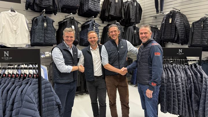 Konkurrencemyndighederne har godkendt Ahlsells opkøb af SJEB, og handlen kan formelt afsluttes. SJEB har +80 medarbejdere, ni afdelinger - i Rønnede, Brøndby, Hillerød, Køge, Vordingborg, Odense, Horsens, Hjørring og Aalborg - 50.000 varenumre og en omsætning på 175 mio. kr. Her ses adm. dir. i Ahlsell Danmark Christian Herbert (tv) sammen med Martin Mayland, partner i SJEB, Anders Krabbe, M&A direktør i Ahlsell Danmark, og Allan Mayland, partner i SJEB.