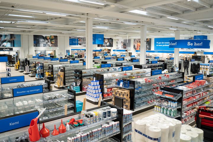 Transport er blevet dyrere - og prisen på brændstof har aktuelt ramt et historisk højt niveau. Det  har fået Ahlsell til at udvide bygge- og håndværkerkundernes afhentningsmuligheder med gratis afhentning hos Danske Fragtmænd 19 steder i landet. Det nye branchetiltag er inspireret af privatlivets pakkeshops og er et fleksibelt supplement til Ahlsells håndværkerbutikker og eksisterende leveringsformer.