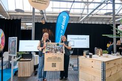 I 2025 lancerede Ahlsell Danmark det digitale CO2e-værktøj Climate Navigator, som sidste forår blev udvalgt som Børsen Bæredygtig Case. Værktøjet giver virksomhedens kunder direkte adgang til at se CO2e-aftrykket for mere end en halv million varenumre og gør det nemt for kunderne at trække digitale rapporter over udledningerne fra deres indkøbte produkter - og bruge data direkte i deres rapportering.