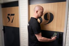 Salto bruges som adgangskontrolsystem på mere end 15.000 hoteller og overnatningssteder rundt om i verden. Læs mere om Salto her: https://saltosystems.com/da-dk/