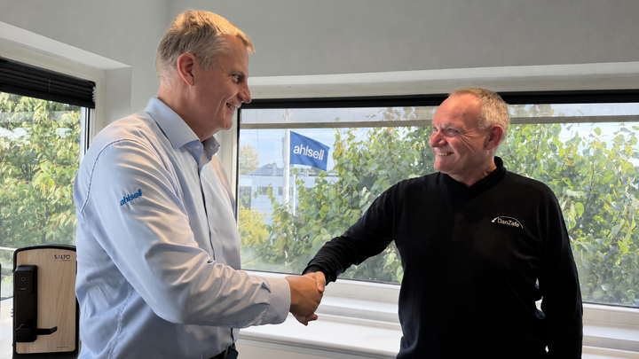 Peter Brems-Eskildsen (t.v.), salgsdirektør med ansvar for Sikring i Ahlsell Danmark, og Johny Andersen, medejer af DanZafe Gruppen, giver hånd på det nye partnerskab hos Ahlsell i Vallensbæk, hvor låsesmede og installatører bl.a. trænes og certificeres i Saltos løsninger indenfor elektronisk adgangskontrol. Ahlsell har fortsat ansvaret for teknisk support, træning og certificering, mens DanZafe bidrager med nye salgskanaler og ekstra salgskraft.