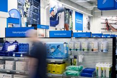 Køleteknik er også en del af Ahlsells lokale tilbud. I en række Ahlsell-butikker landet over kan køleteknikere og kølemontører finde produkter til arbejdet direkte på hylderne. Ved kølenedbrud er hurtig adgang til de nødvendige produkter afgørende for at få anlægget i drift igen.