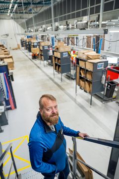 Teknisk chef Jannik Pilgaard Kristensen på Ahlsells logistikcenter i Billund, der rummer et af landets største Autostore robotanlæg.