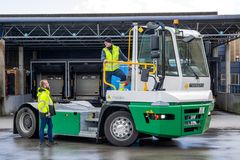 Teknisk chef Jannik Pilgaard Kristensen ved den nye elektriske terminaltrækker på Ahlsells logistikcenter i Billund. Den erstatter en dieseldrevet model og bruges til at flytte trailere rundt på området.