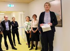 Administrerende direktør i Forenede Care Stine Louise Eising von Christierson holder åbningstale for det nyåbnede Ringstedhave Neurorehabiliteringscenter. Ringsteds borgmester Henrik Hvidesten (V) ses til venstre i baggrunden. Foto: Elisabeth Nielsen
