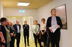 Administrerende direktør i Forenede Care Stine Louise Eising von Christierson holder åbningstale for det nyåbnede Ringstedhave Neurorehabiliteringscenter. Ringsteds borgmester Henrik Hvidesten (V) ses til venstre i baggrunden. Foto: Elisabeth Nielsen