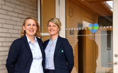 Her ses centerchef Christina Kjellerup Nielsen (til venstre) og administrerende direktør i Forenede Care Stine Louise Eising von Christierson foran døren ind til Ringstedhave.